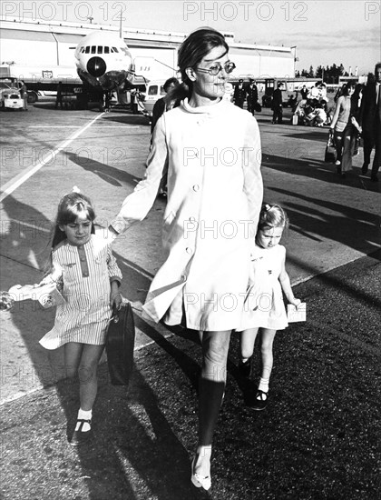 Vanessa Redgrave With Her Children Natasha And Joely.