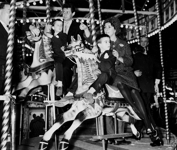 Elizabeth Taylor and Eddie Fisher With Sons Michael And Christopher.