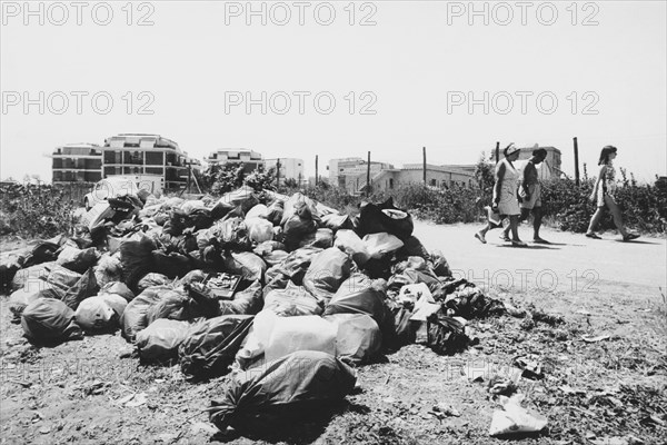 Italy, garbage, rome littoral, 1975