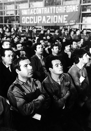 Italy, arese, worker assembly at Alfa Romeo, 70s