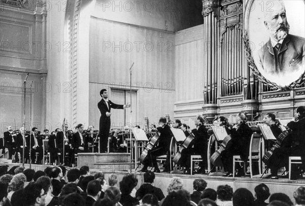 Roberto benzi conducting the USSR state symphony conservatoire's big hall, moscow, 1962