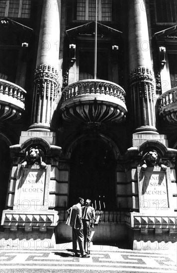 Men in front of the banco lisboa Et acores, lisbon, portugal, 70's