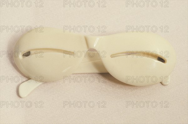 Eyewear history, glasses with crack, XIX century