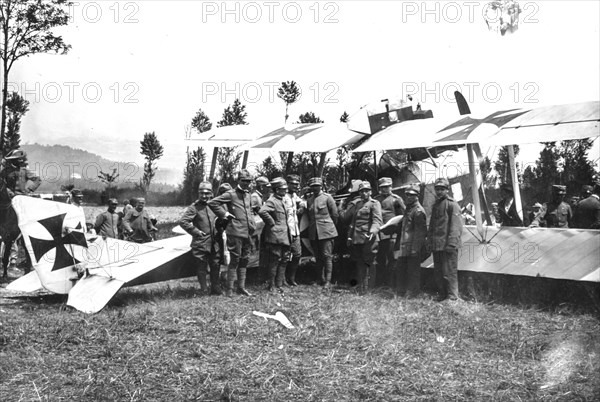 Lentiai 1917, italian soldier near albatros d.III