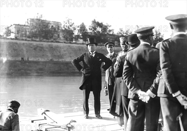 Mussolini on the banks of the tevere awaits the arrival of francesco de pinedo at the end of the air cruise in the far east, 7th november 1925