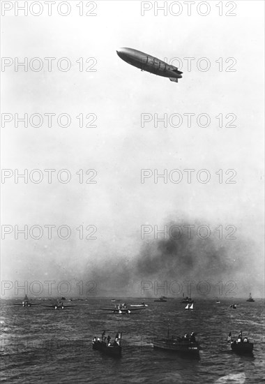 Aircraft's Atlantic crossing in the harbor of New York with the American airship Macon, 1933