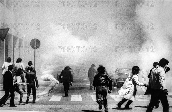 Disorder in milan in front of MSI's headquarters, the day after the massacre in brescia, 1974