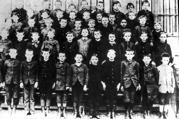 Albert einstein in a school photo, 1890