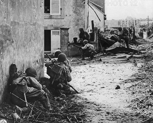 US Infantry Under Fire In WWII
