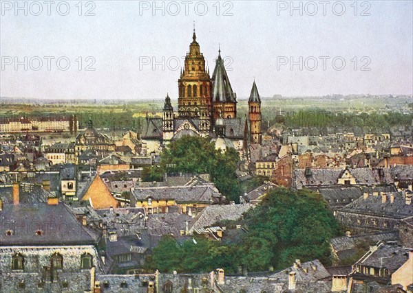 The cathedral and the city of Mainz in 1910, Rhineland-Palatinate, Germany, photograph, digitally restored reproduction of an original artwork from the early 20th century, exact original date unknown.