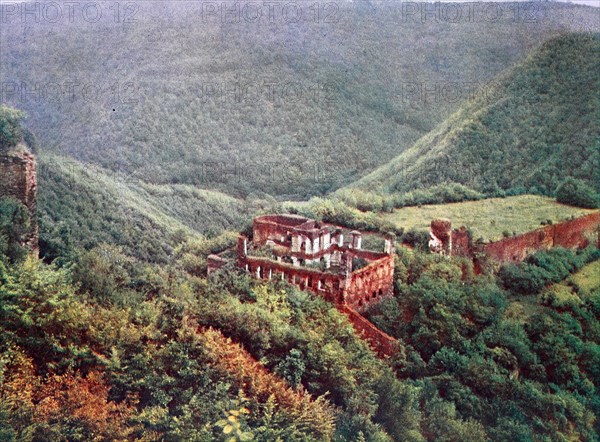 The castle ruin Waldeck on the Hunsrück in 1910, Rhineland-Palatinate, Germany, photograph, digitally restored reproduction of an original template from the early 20th century, exact original date not known.