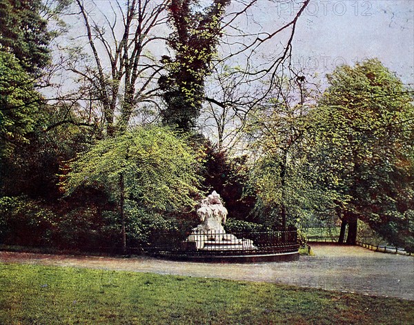 The children's fountain in the courtyard garden of Düsseldorf in 1910, North Rhine-Westphalia, Germany, photograph, digitally restored reproduction of an original artwork from the early 20th century, exact original date unknown.