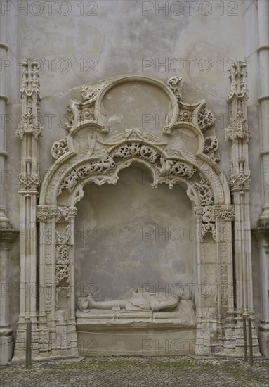 Manueline-style arcosolium and tomb of a knight.