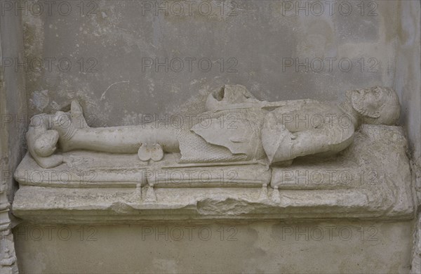 Manueline-style arcosolium and tomb of a knight.