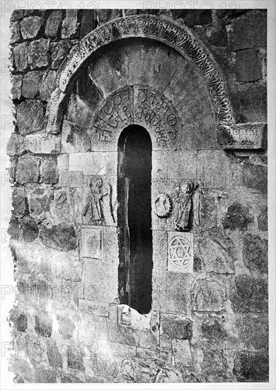 Dolisqana church southern window