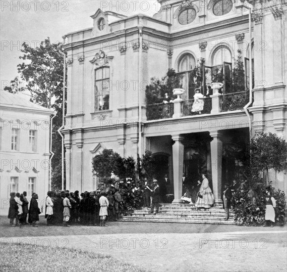 The conciliator reads from the steps of the manor house of Princess Trubetskoy in the estate of Nikolskoye-Prozorovskoye - Regulations on the peasants February 19