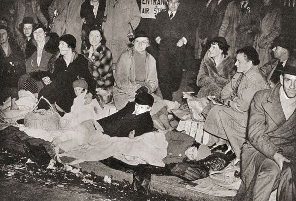 Crowds in Piccadilly.