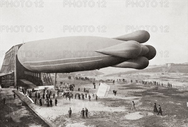 A Clement-Bayard Airship in 1909.