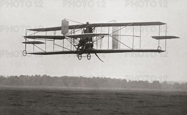 Cody's Biplane in the air in 1909.