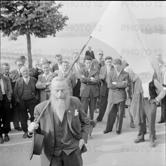 Pacifist Max Daetwyler with actors of the Bibi Balu Musicals, Lake Zurich Promenade 1965.