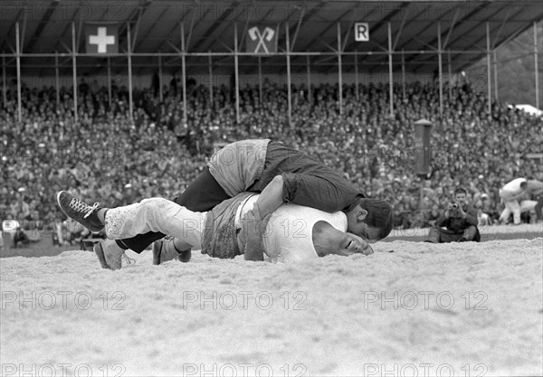 Swiss wrestling festival Biel 1969: Ruedi Hunsperger vs Peter Jutzeler.