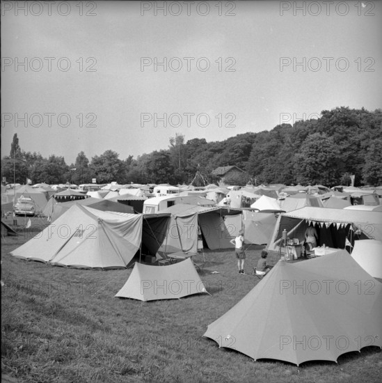 25 years car camping: around 3000 people came to put up their tent outside of Geneva, in La Batie, to celebrate the anniversary.