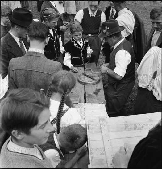 Raffling at the public festival in the Emmental valley, 1942.