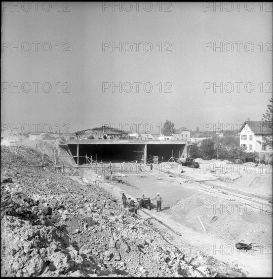 Extension of the airport Geneva-Cointrin, 500m tunnel 1959.