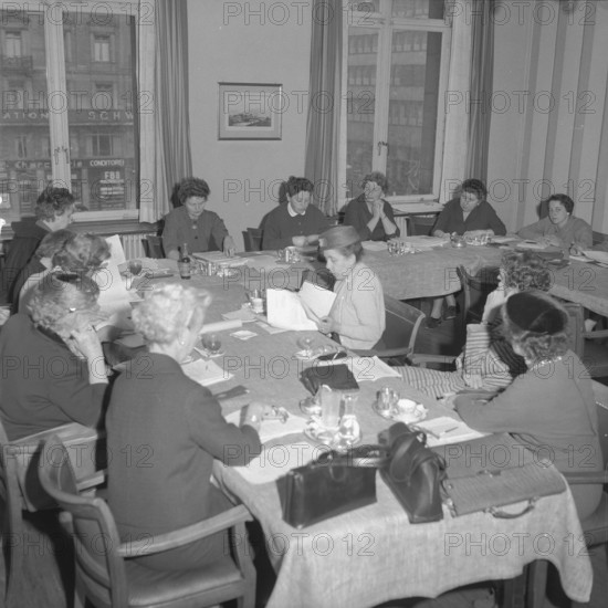 SAFFA fair 1958: meeting of the organisation committee.