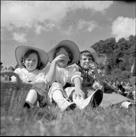 Solennitat in Burgdorf 1951; Girls in traditional coustume.