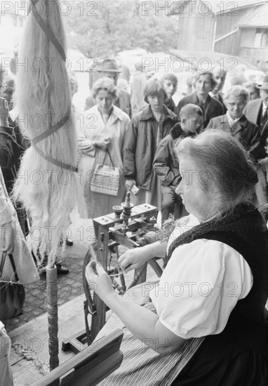 Braechete, public demonstration of handicraft in Zaeziwil, 1965.
