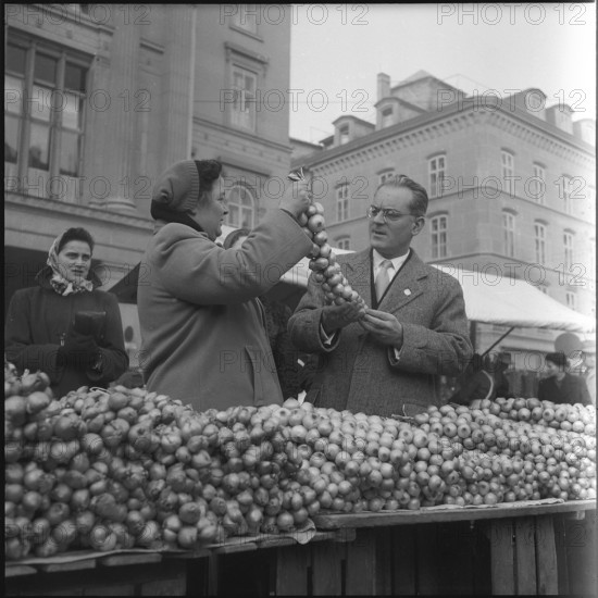 Member of Federal Council Lepori at the Zibelemarit , Bern 1955.