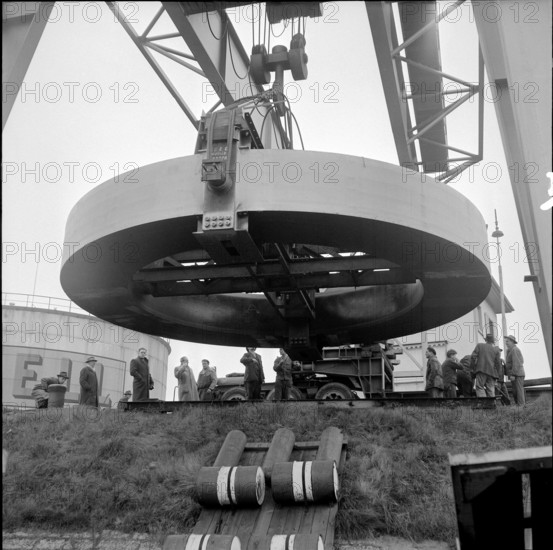 CERN-Cyclotron solenoid at transfer in Basel harbour 1955.
