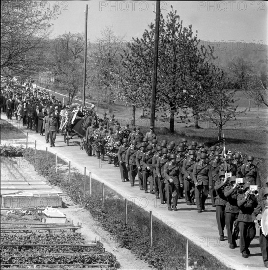 Funeral procession for tank soldier Widmer, Utzenstorf 1960.