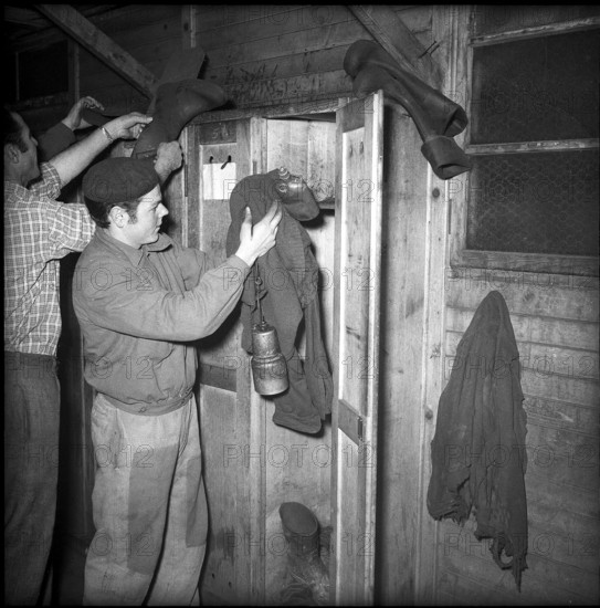 Valais, Grone coal mine, miners in the dressing room; 1957.