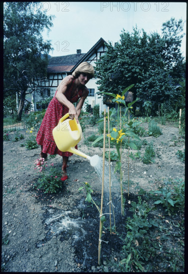 Sportwoman Uschi Meyer at her garden, Weiningen 1976.