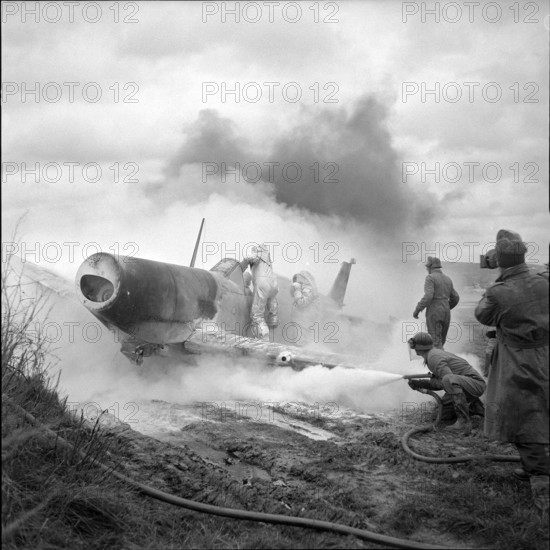 Airport fire-brigade: exercise with dry powder, Kloten 1956.
