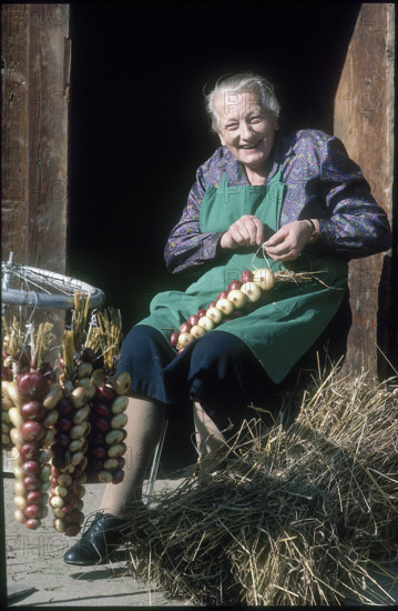 Emma Spahni weaving strings of onions 1982.
