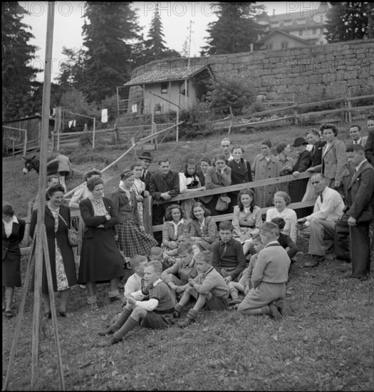 Visitors and children in the children's home Rigisunne.