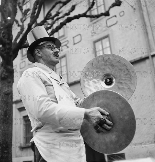 Man with cimbal at carnival parade in Payerne, 1946.