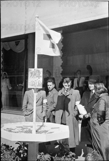 Street collection of the International Red Cross in Geneva, 1944.
