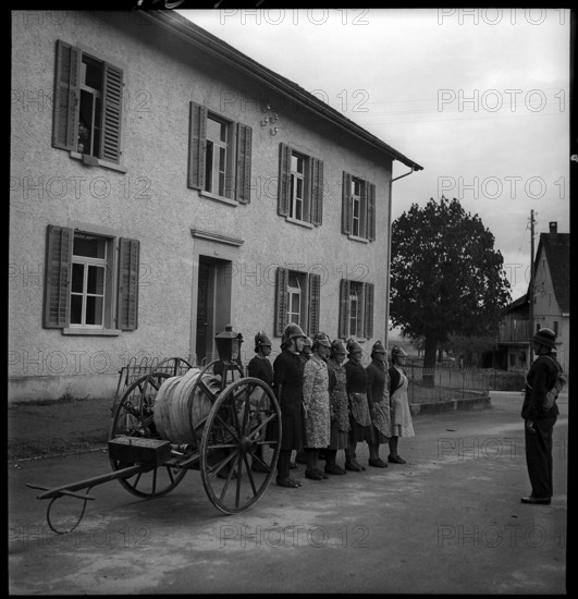 Women of the auxillary fire brigade with hose cart, 1941.