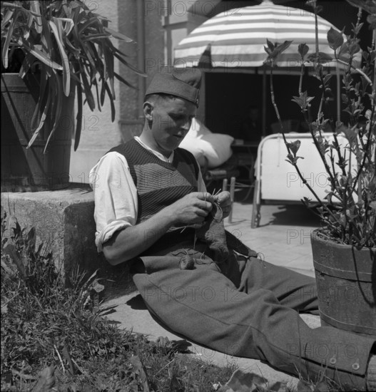 Soldier knitting; convalescence; 1940.