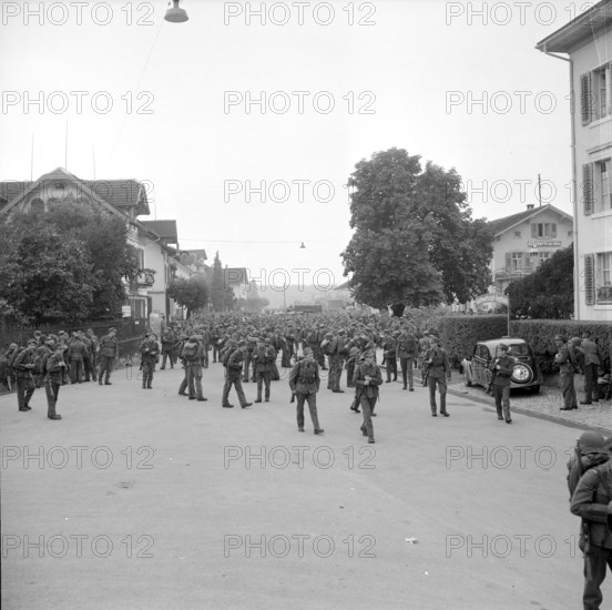 Soldiers gather for a refresher course, Affoltern a.A., 1951.