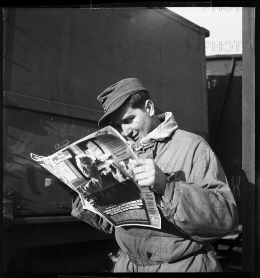 Transit; prisoner of war reading Swiss Magazine; 1945.