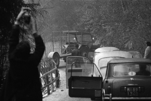 Roadblock against paparazzi on nobility pursuit, 1965.