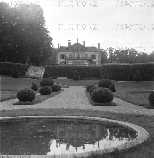 Geneva: Villa Le Reposoir and park; 1955.