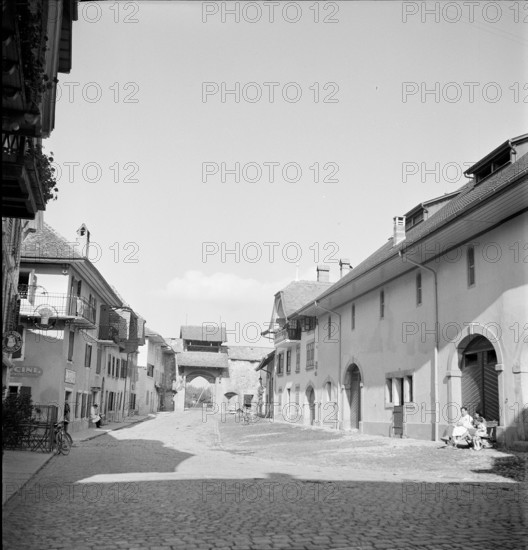 Old part of Estavayer-le-Lac, town gate, 1951.
