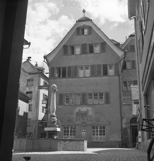 Chur: Rebleuten guild building, Pfisterplatz and fountain; 1940.