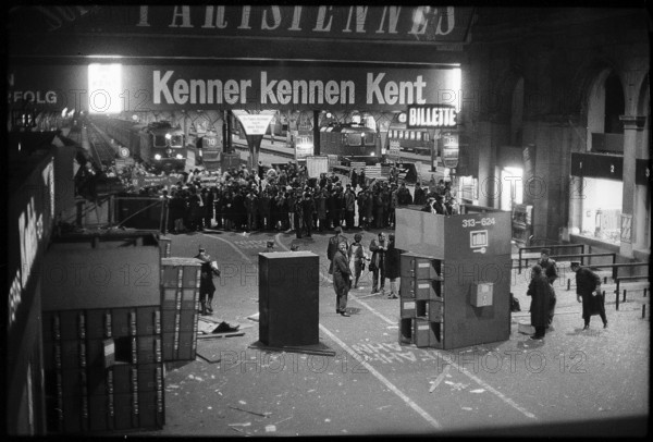 Bomb attack in Zurich mainstation; onlookers and policemen 1971.